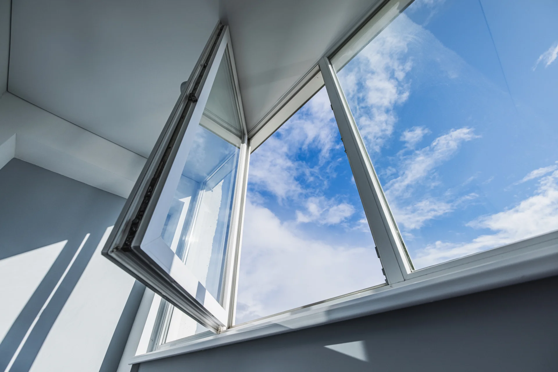 VLX 80 Casement Window in Palm Beach Gardens, FL | TruePane Windows & Doors - detail 1